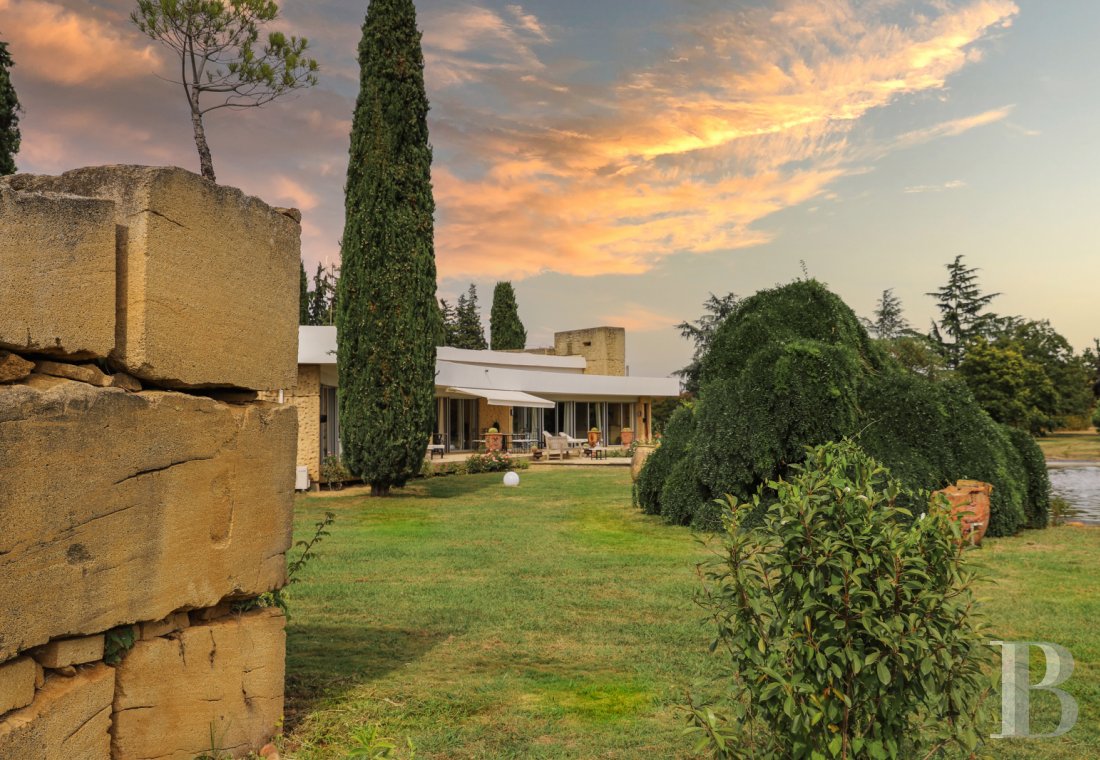 A villa designed and built by a Modernist architect in the heart of an arboreal estate close to Nîmes - photo  n°32